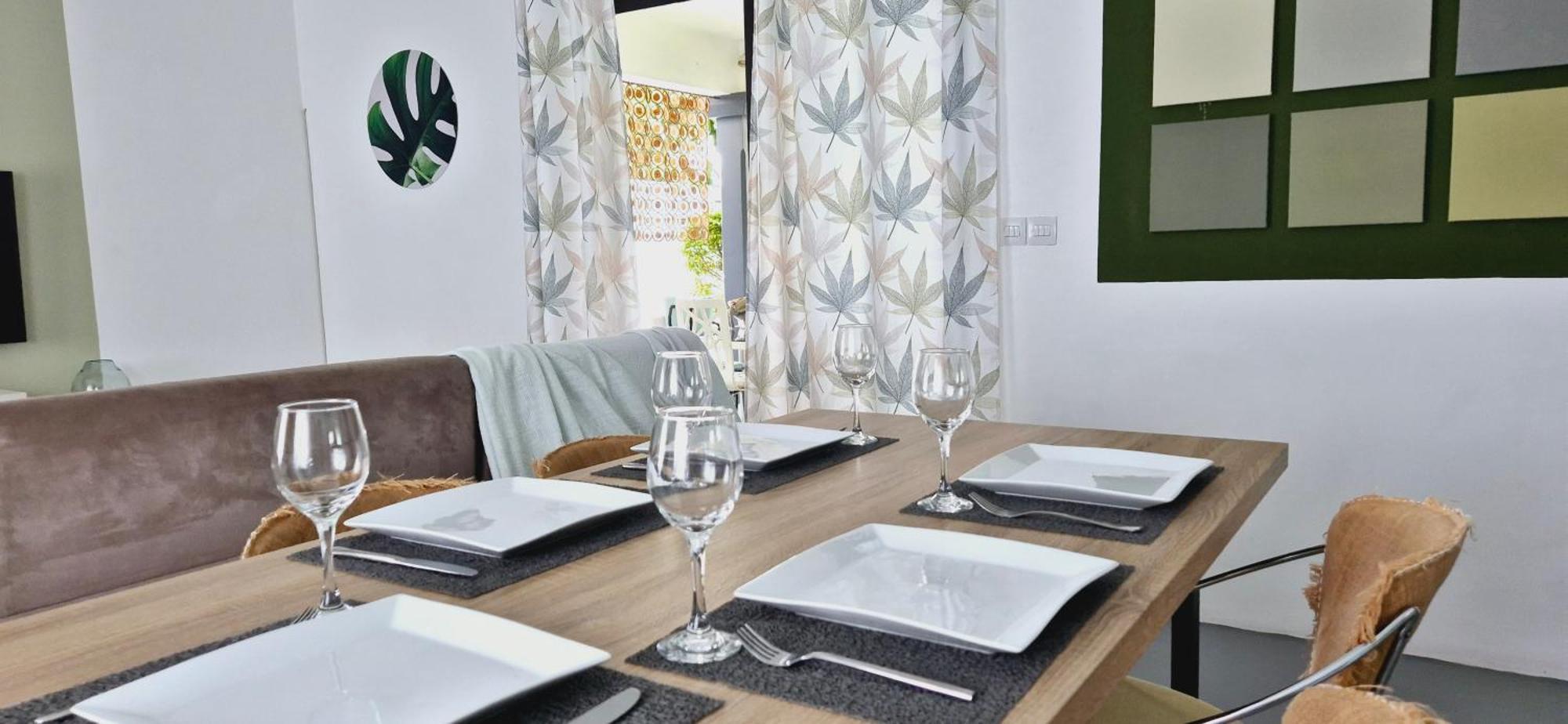 Cosy 2bd Home-only 7 Mins Walk To La Preneuse & Shops بيت للعطل